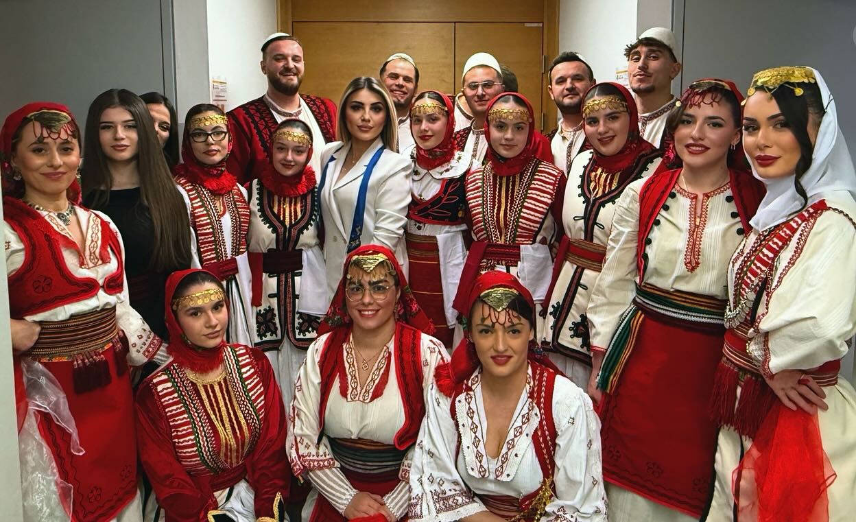 Ensemblegruppe in albanischer Tracht