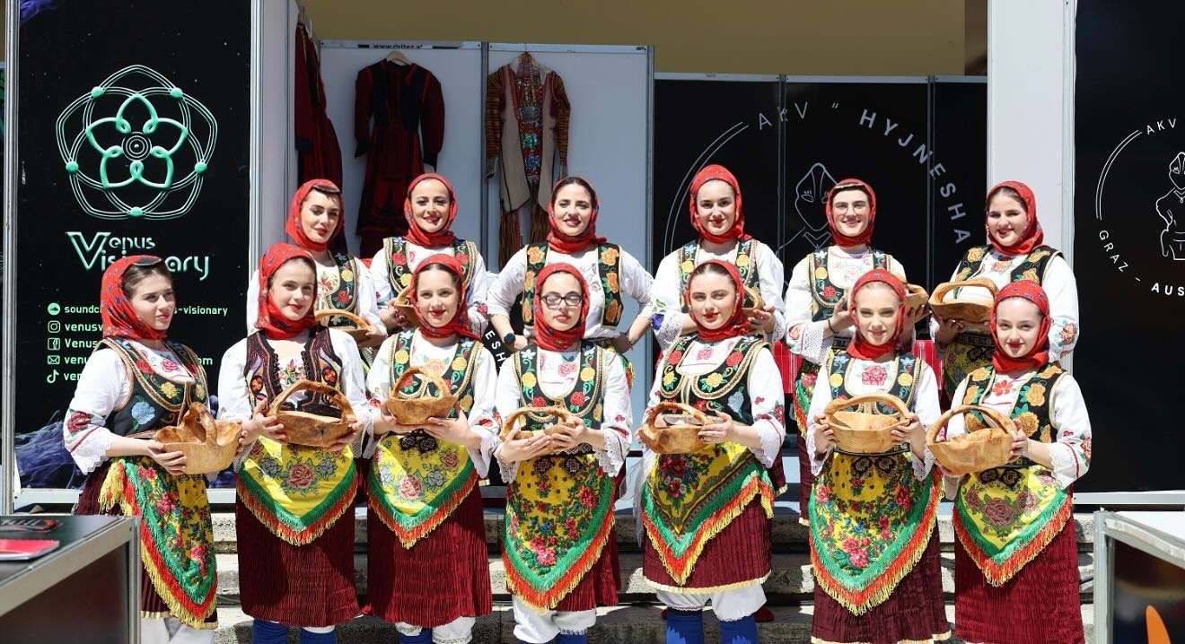 Tänzerinnen mit traditionellen Körben