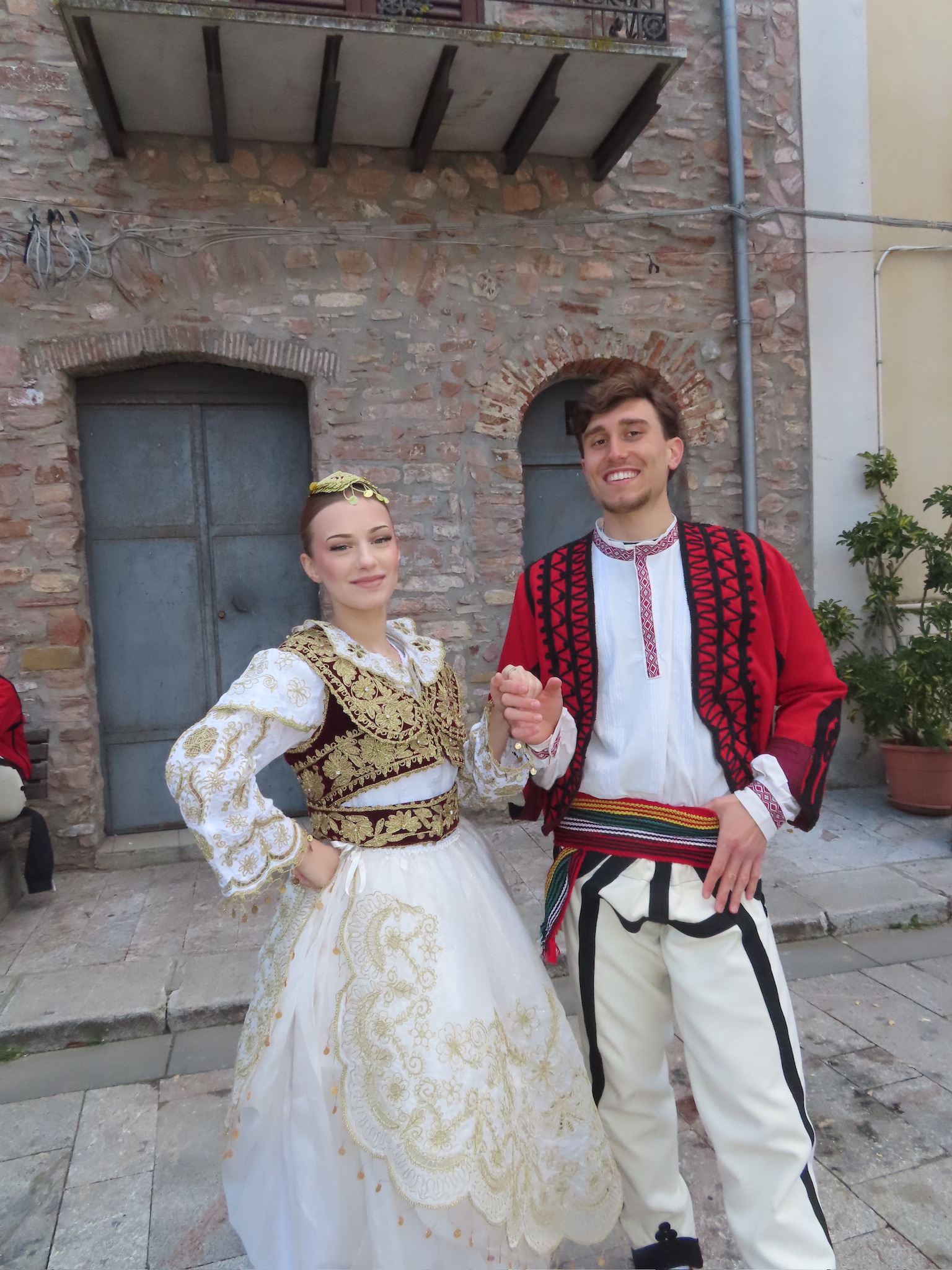 Tanzpaar in traditioneller Tracht