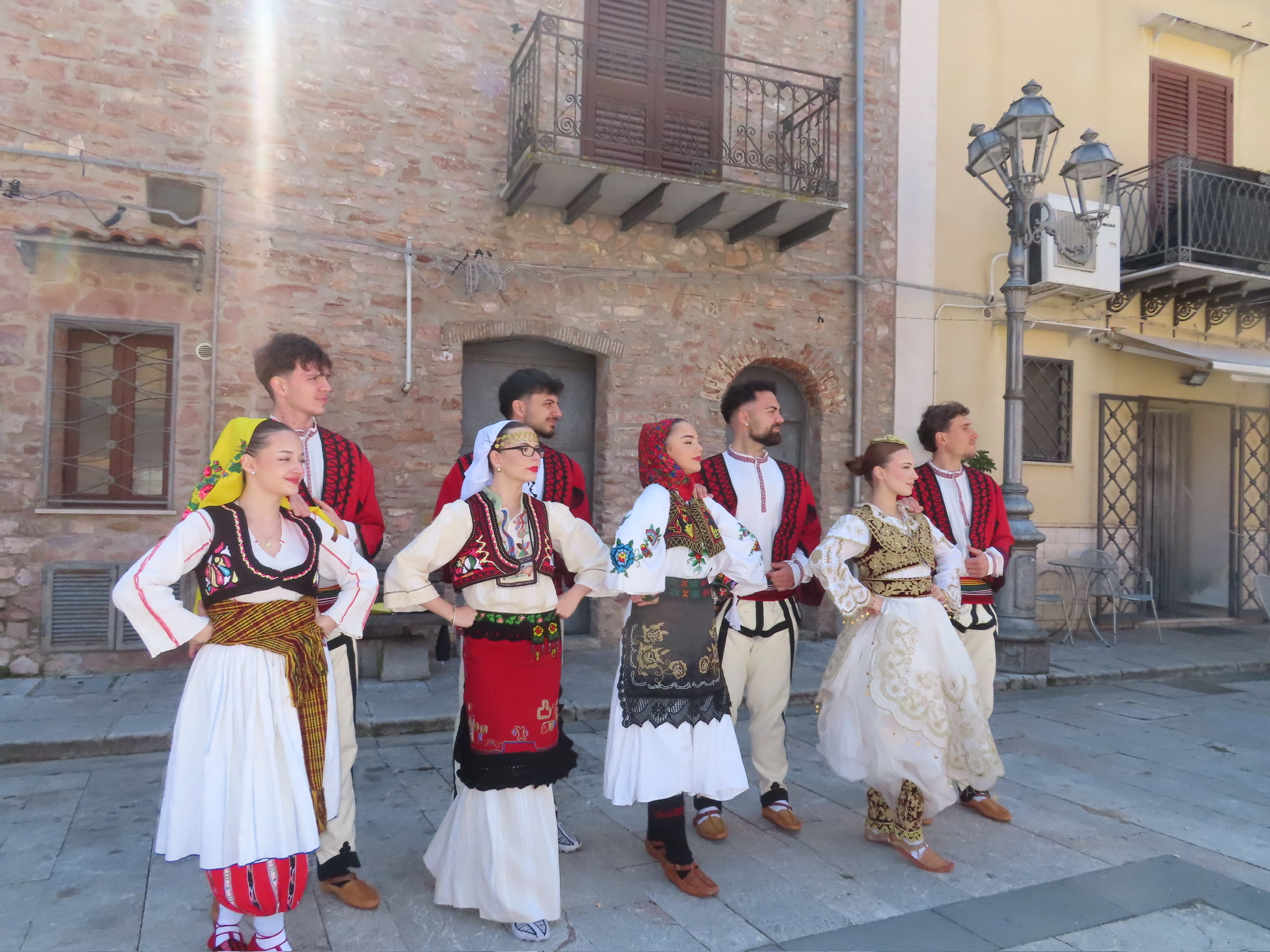 Ensemble in traditioneller Tracht in Piana degli Albanesi